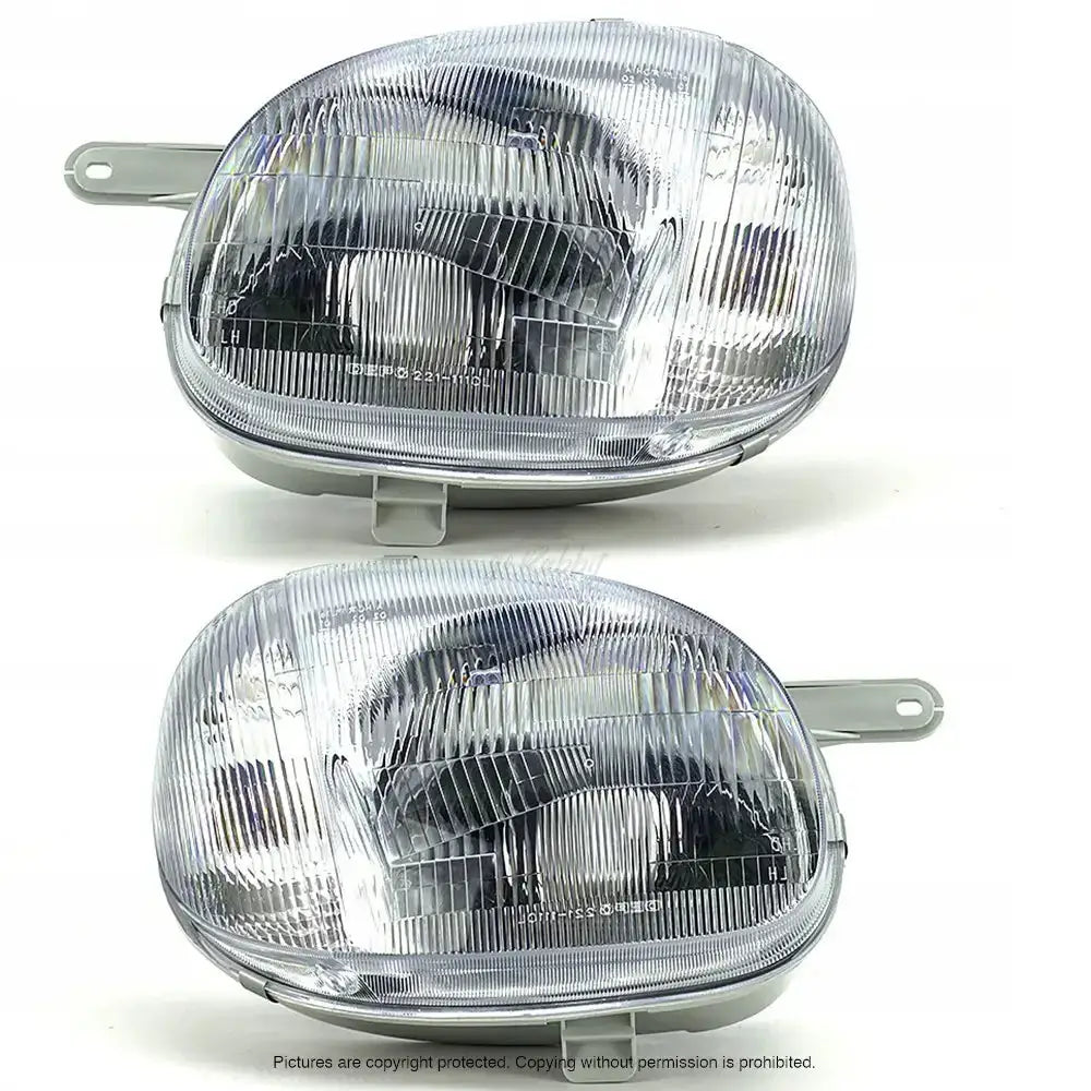 Frontlykter Hyundai Atos 98-02 H4 sett forfra med rillede glass mot hvit bakgrunn.