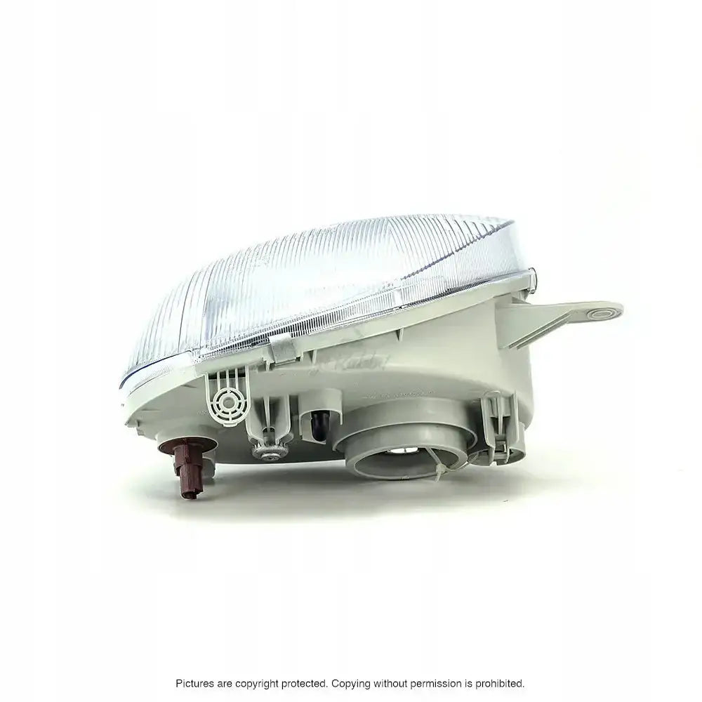 Frontlykter Hyundai Atos 98-02 H4 sett fra skrå underside med synlige bakre detaljer og tilkoblingspunkter.