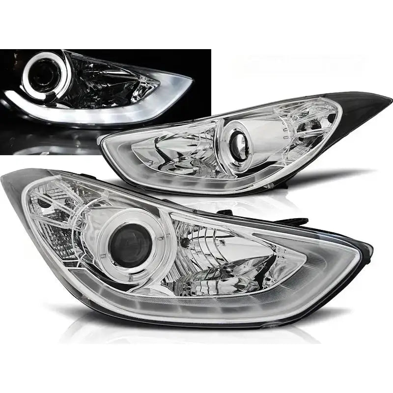 Frontlykter Hyundai Elantra 11.10- i krom med LED, sett fra skrå vinkel, nærbilde av aktivt LED-lys.