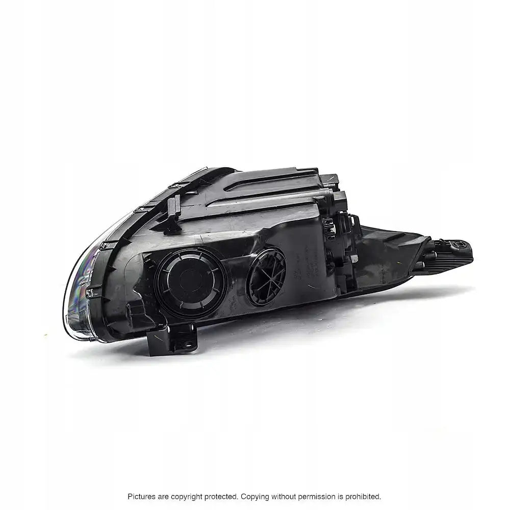 Hovedlykter Hyundai i10 13-16 H4 sett bakfra med tilkoblingspunkter og ventilasjonsåpninger.