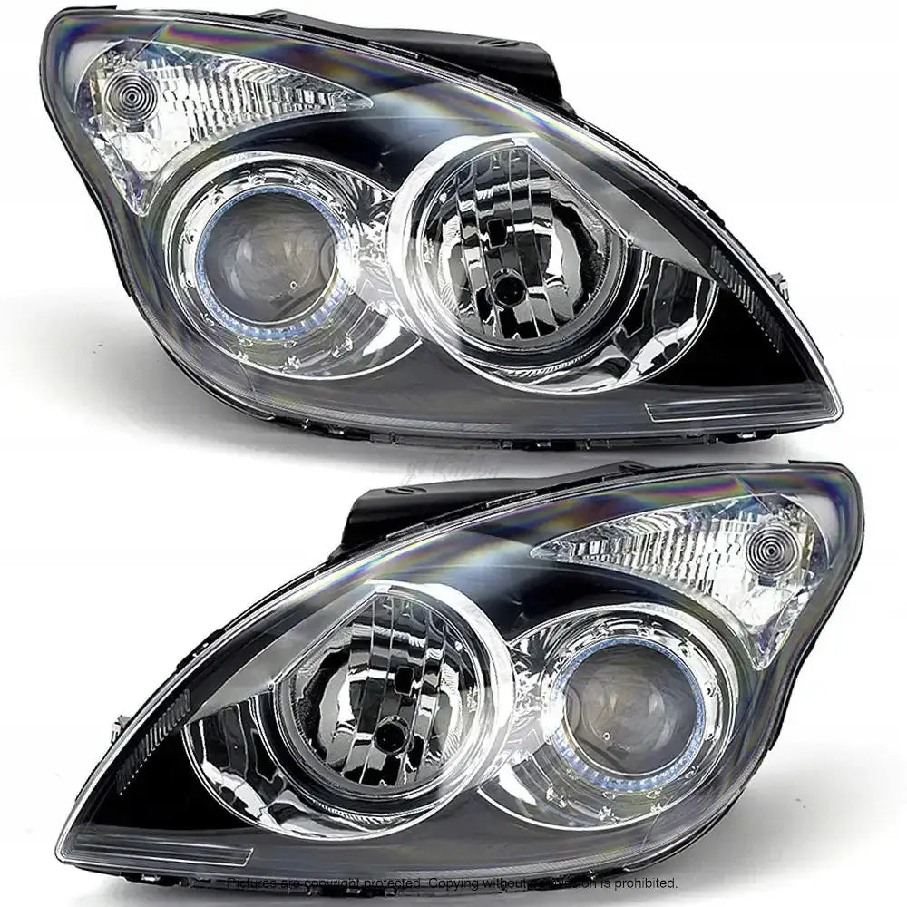 Frontlykter Hyundai i30 07-10 med klart glass og svart innfatning, sett forfra på hvit bakgrunn.