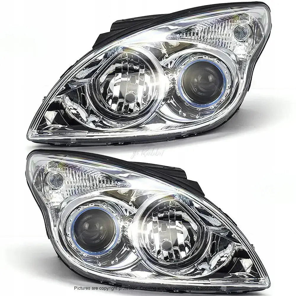 Frontlykter Hyundai i30 07-10 med doble reflektorer og blå ring, sett fra skrå vinkel.