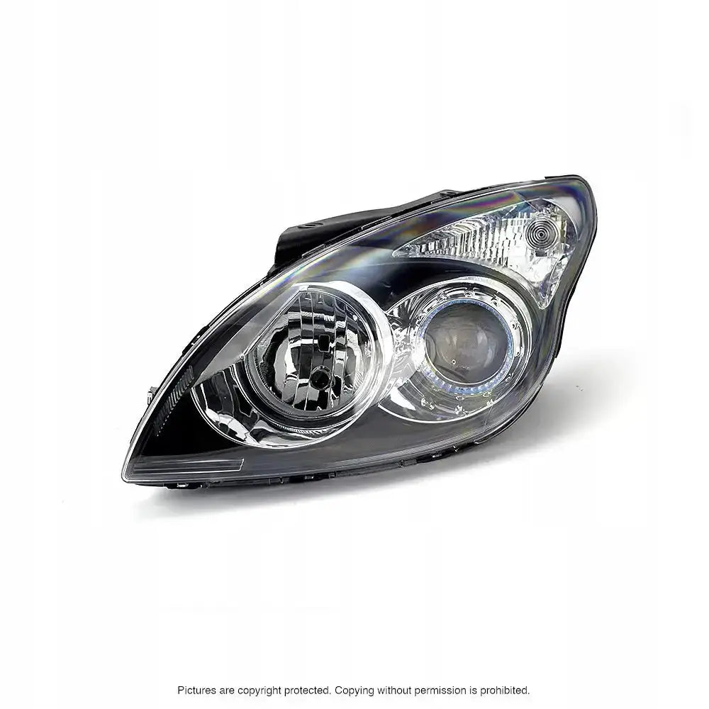Hovedlykter Hyundai i30 07-10 H1/H7 i klart glass og sort plast sett skrått forfra.