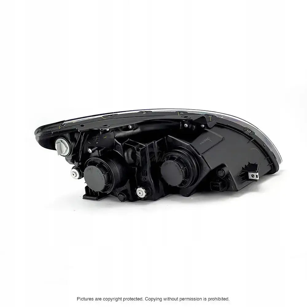 Headlamp bakside av Hyundai i30 07-10 billykt med plastdeksler og tilkoblingspunkter mot hvit bakgrunn.