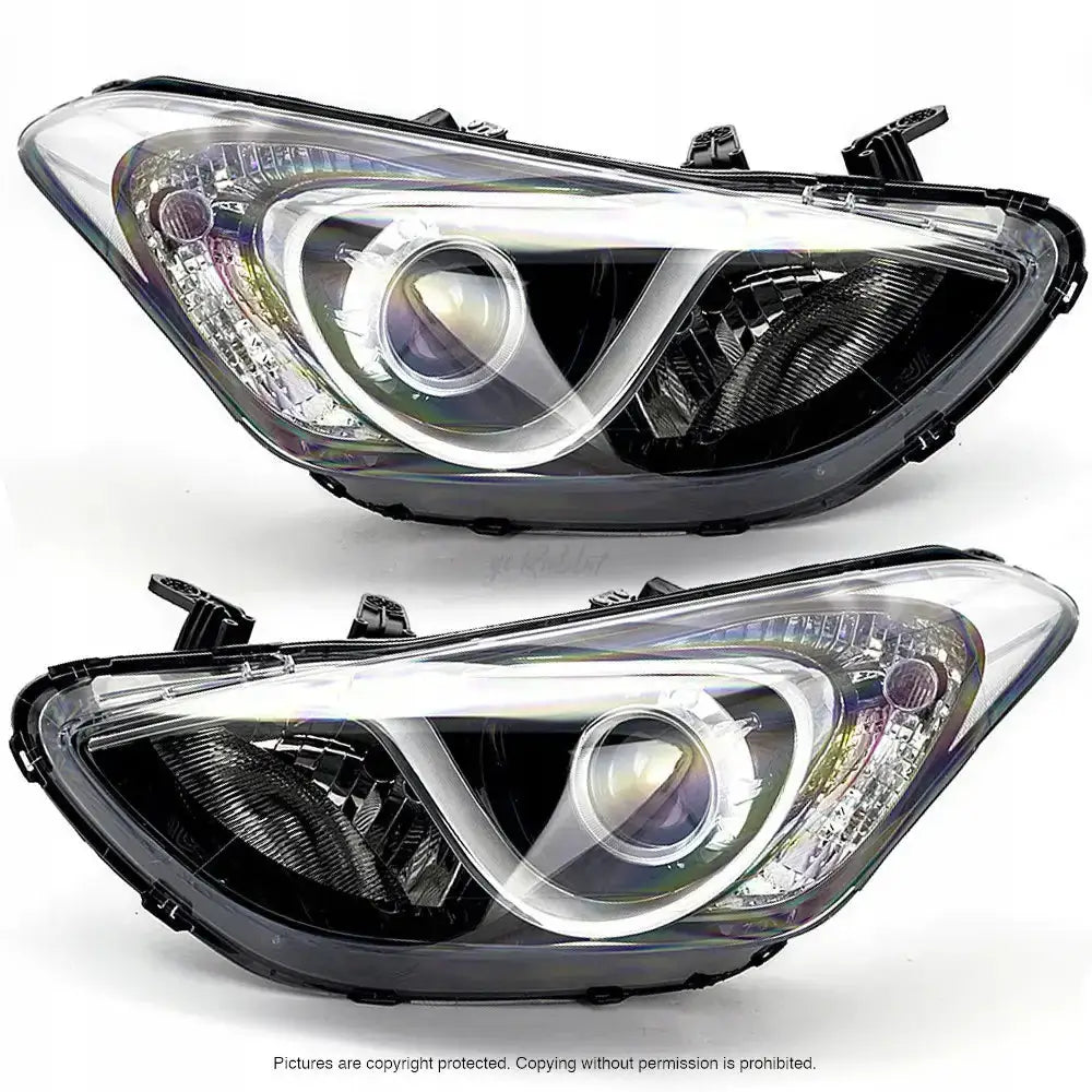 Frontlykter Hyundai i30 11-15 med LED-lysstriper og projeksjonslinser, sett forfra.