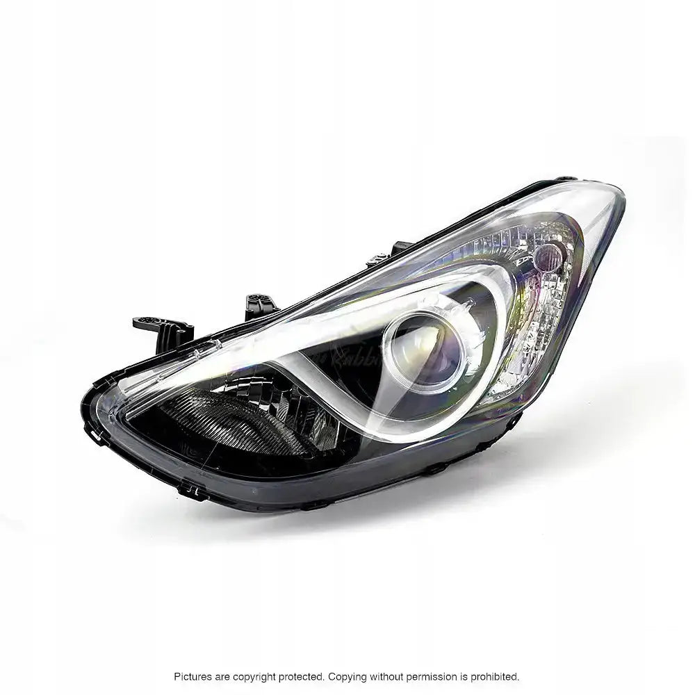 Hovedlykter Hyundai i30 11-15 med klar plast, sort innfatning, LED-lysstripe og reflektorkopp.