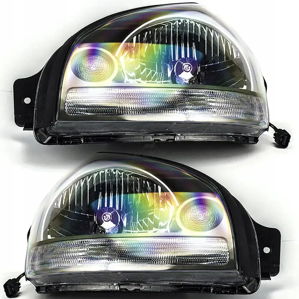 Frontlykter Hyundai ix35 10-13 H4 med klart glass, sorte rammer og regnbuefargede refleksjoner.