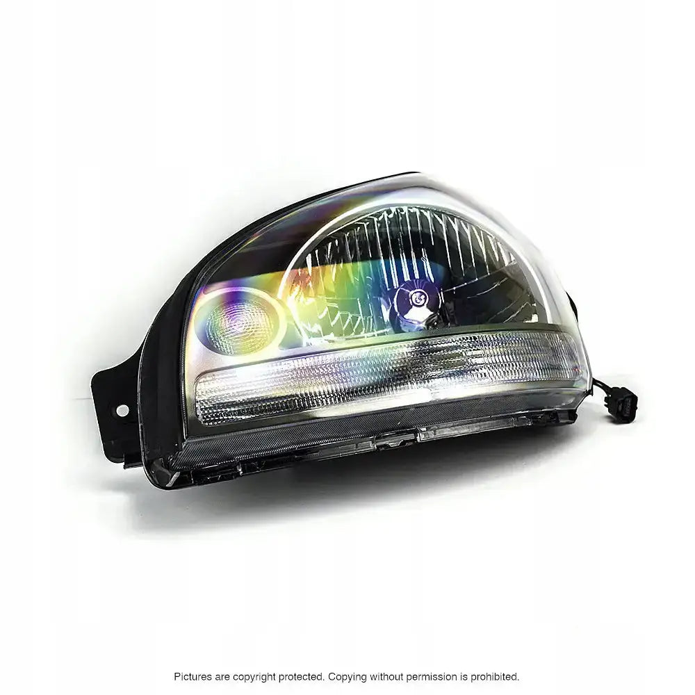 Hovedlykter Hyundai ix35 10-13 H4 med klar plast, sort ramme og synlig ledningskontakt fra skrå vinkel.