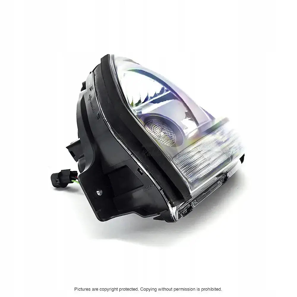 Hovedlys Hyundai ix35 10-13 H4 med klar plast, svart hus og synlig reflektor i skrå sidevinkel.