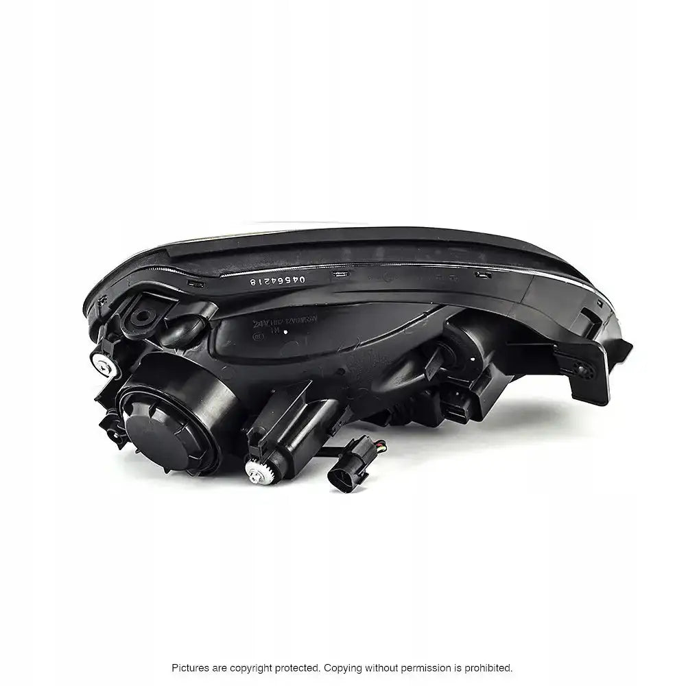 Headlamp bakside av Hyundai ix35 frontlykt med synlige tilkoblingspunkter og elektriske kontakter.