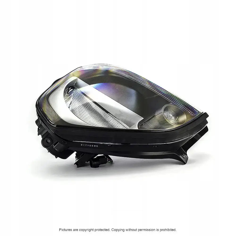 Frontlykter Hyundai ix35 10-13 H4 i svart og klart plast, sett i skrå vinkel mot hvit bakgrunn.