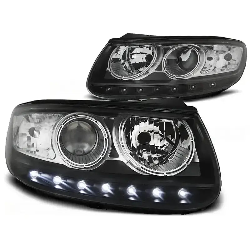 Hovedlykter Hyundai Santa Fe 06.06 Black sett forfra med seks hvite LED-lys tent på den ene.