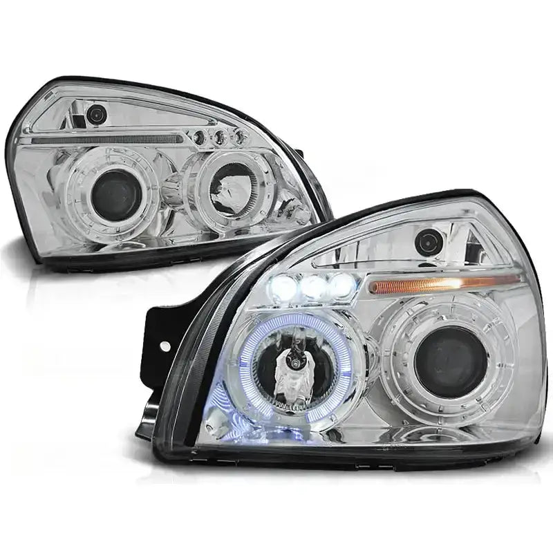 Hovedlykter Hyundai Tucson Angel Eyes Chrome med LED og sorte rammer, sett fra skrå vinkel.