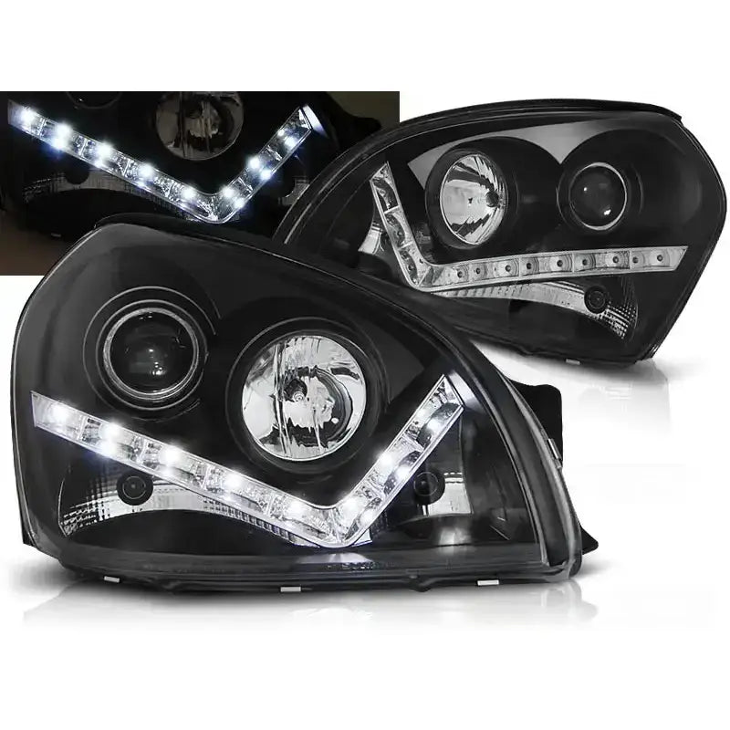 Frontlykter Hyundai Tucson 07.04-10 Black med V-formet LED-lyslist og klare reflektorer, nærbilde med lysene på.