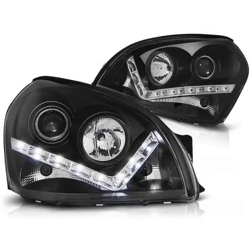 Hovedlykter Hyundai Tucson 07.04-10 i svart med klare linser og v-formet LED-strip, sett forfra.