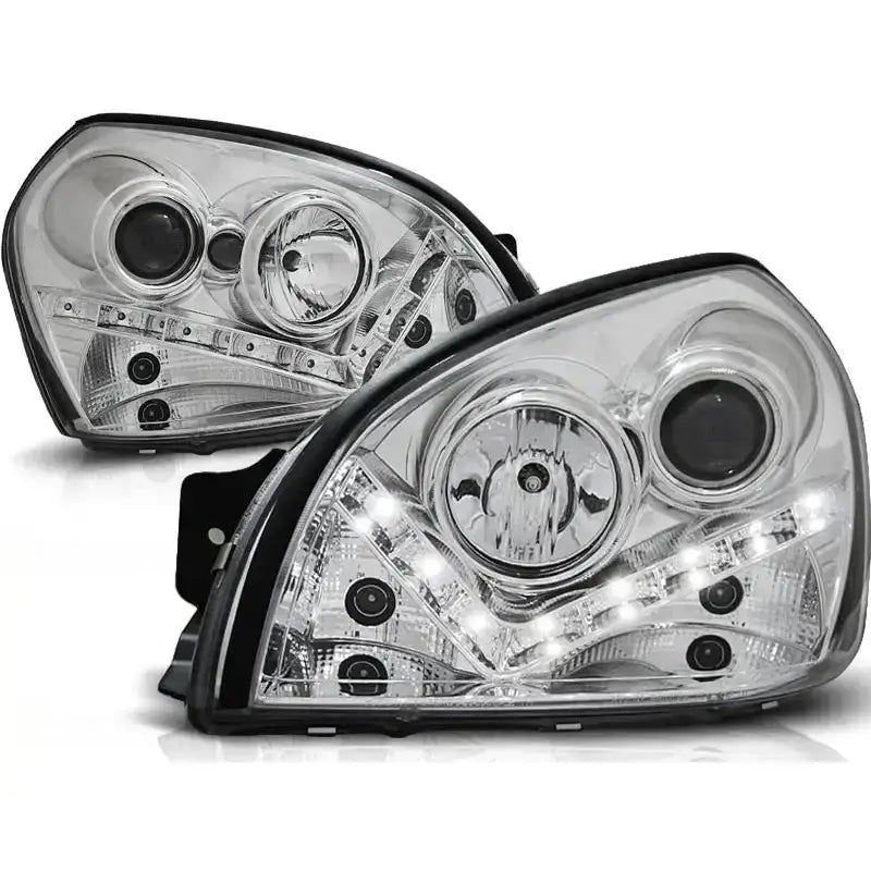 Hovedlykter Hyundai Tucson 07.04-10 chrome med LED-lys og sorte detaljer, sett fra skrå vinkel.