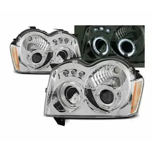 Frontlykter Jeep Grand Cherokee 05-08 Angel Eyes Chrome sett med klar linse og krom, lyset er påslått.