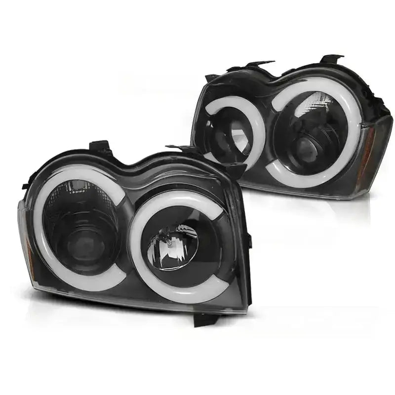 Frontlykter Jeep Grand Cherokee 05-08 Black Tube Light med sorte detaljer og hvite LED-lysringer.