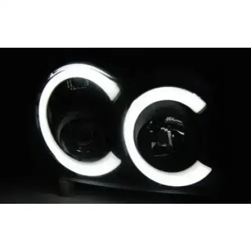 Hovedlykter Jeep Grand Cherokee 05-08 med LED-lysringer som lyser hvitt i mørkt miljø.