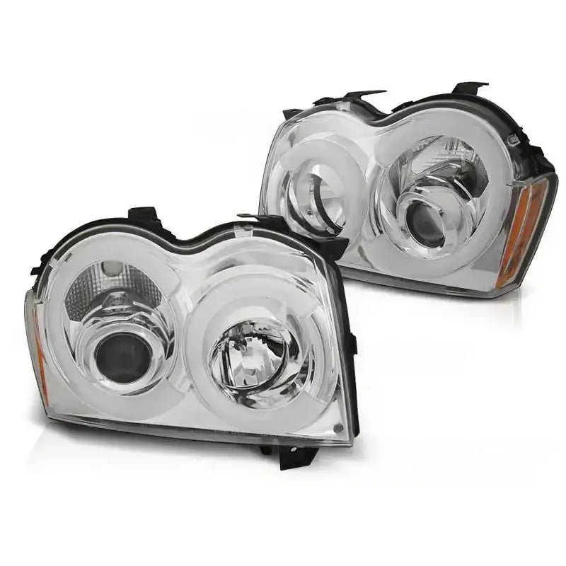 Frontlykter Jeep Grand Cherokee 05-08 med klar plast, sort innramming og oransje markeringsfelt sett skrått.