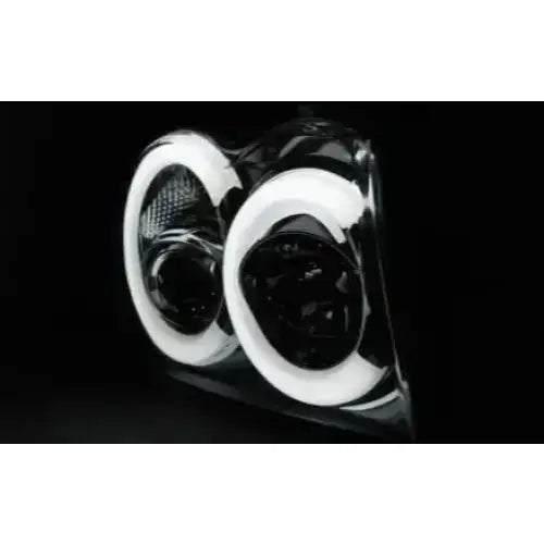 Hovedlys Jeep Grand Cherokee 05-08 med LED-lysringer og sort innfatning, sett fra skrå vinkel.