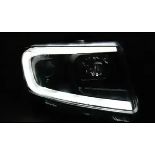 Hovedlykter Jeep Grand Cherokee 11-13 Black Tube Light med LED-lysslynge sett skrått forfra.