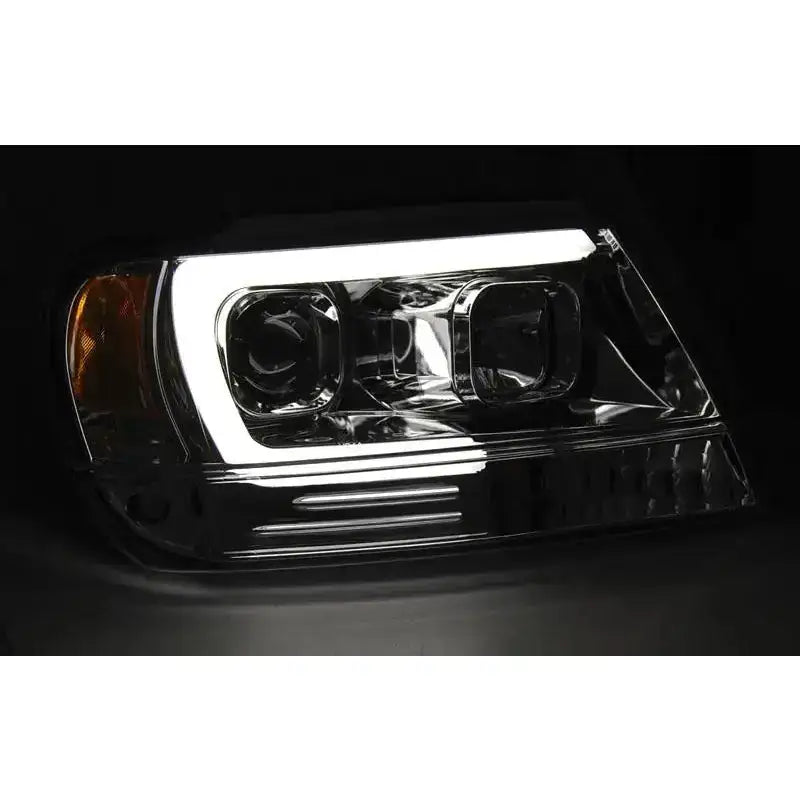 Hovedlys Jeep Grand Cherokee 99-05.05 med klare LED-lys, kromdetaljer og orange blinklysfelt.