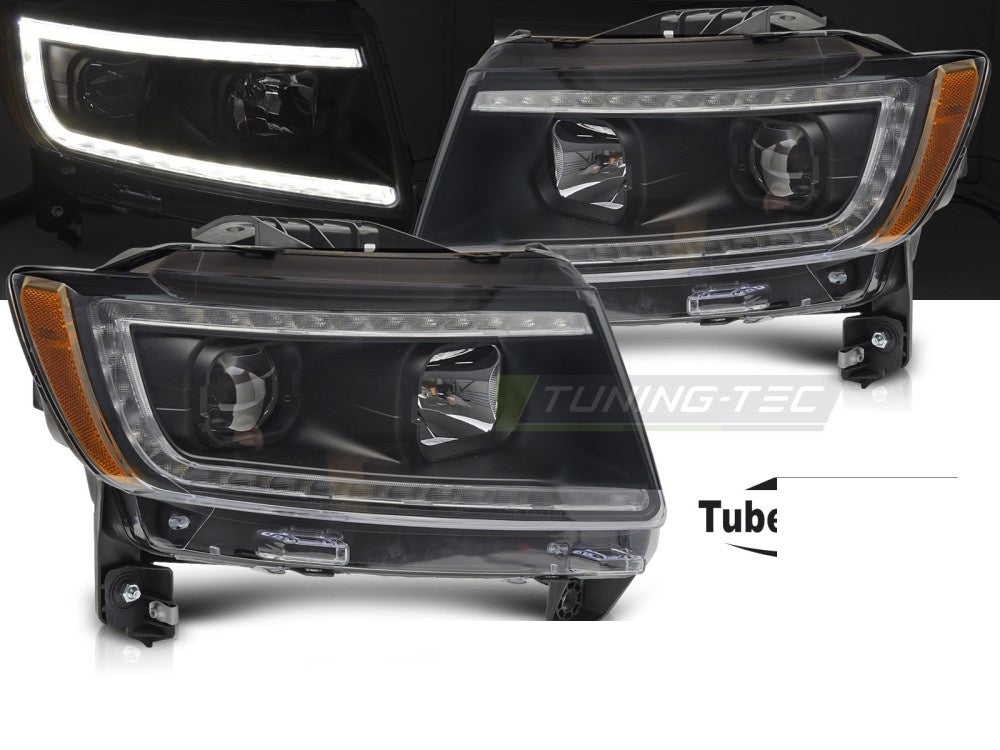 Jeep Grand Cherokee WK2 frontlykter med LED-lysstripe svart hus nærbilde