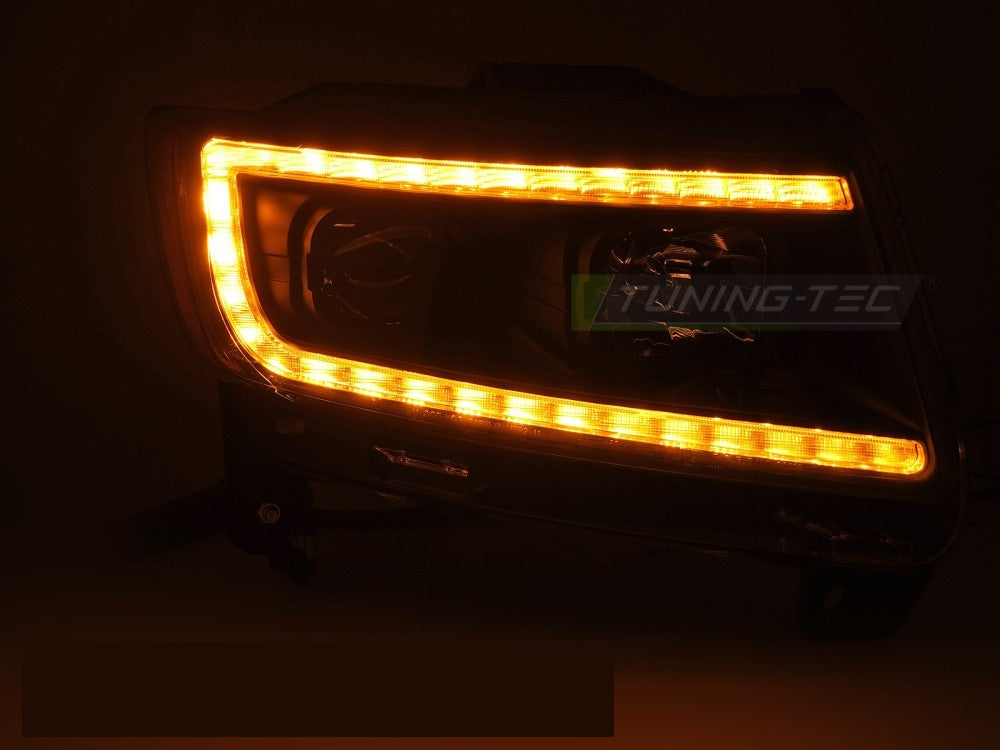 Svarte frontlykter med Tube Light-design montert på Jeep Grand Cherokee WK2
