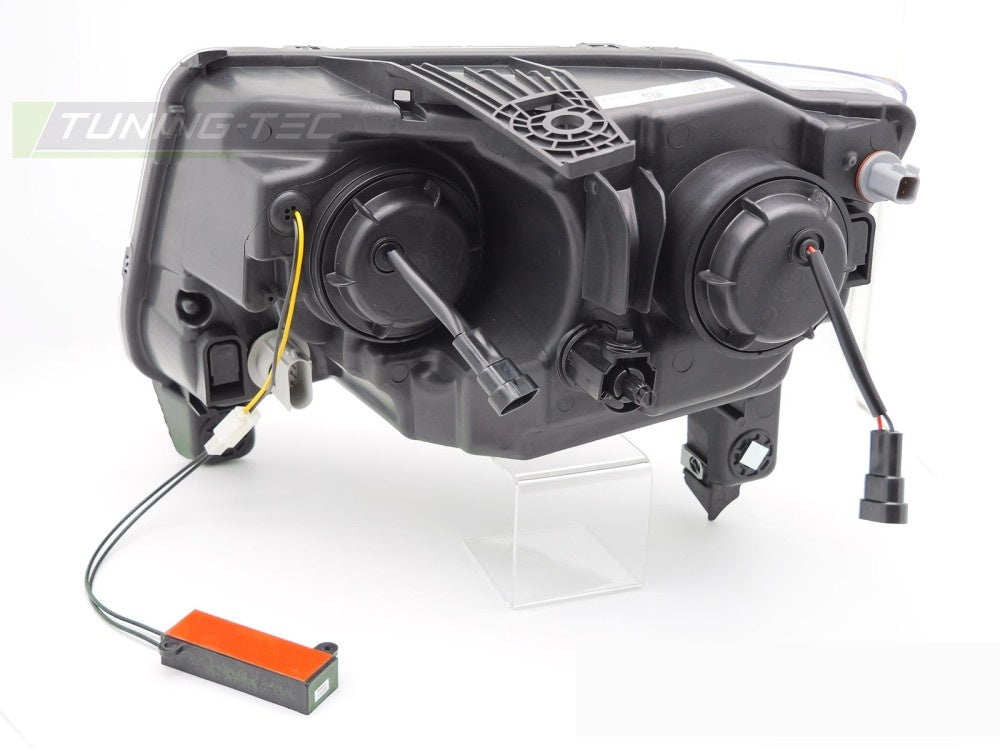 Svarte frontlykter med Tube Light-design montert på Jeep Grand Cherokee WK2