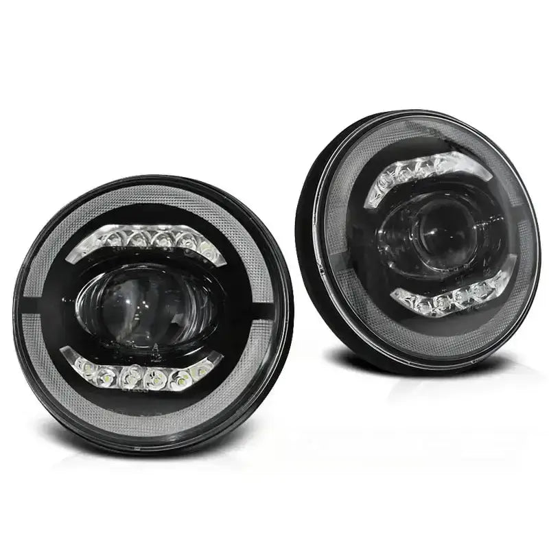 Frontlykter Jeep Wrangler Angel Eye LED med svarte detaljer og klart glass mot hvit bakgrunn.
