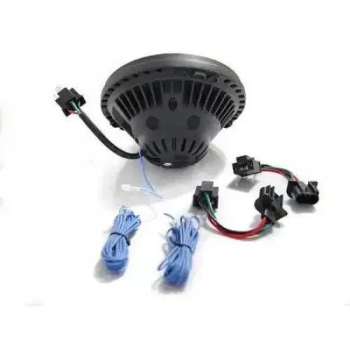 Headlights bakside av svart LED-frontlykt til Jeep Wrangler med kjøleribber og tilkoblingsledninger.