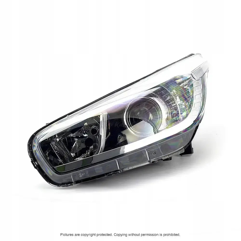 Hovedlykter Kia Ceed 12-15 H7 i klart glass og sort plast, skrått forfra med reflekterende detaljer.