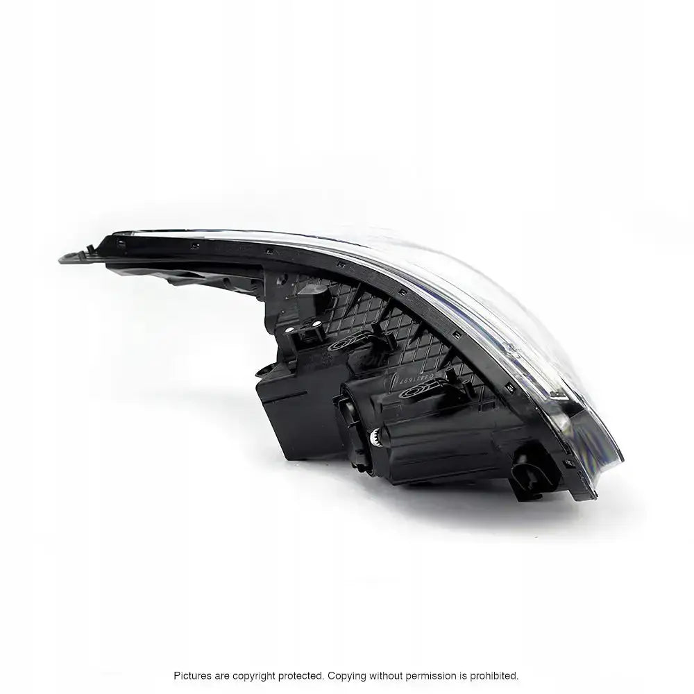 Hovedlys Kia Ceed 12-15 H7 i sort og klar plast, sett fra skrå sidevinkel mot lys bakgrunn.