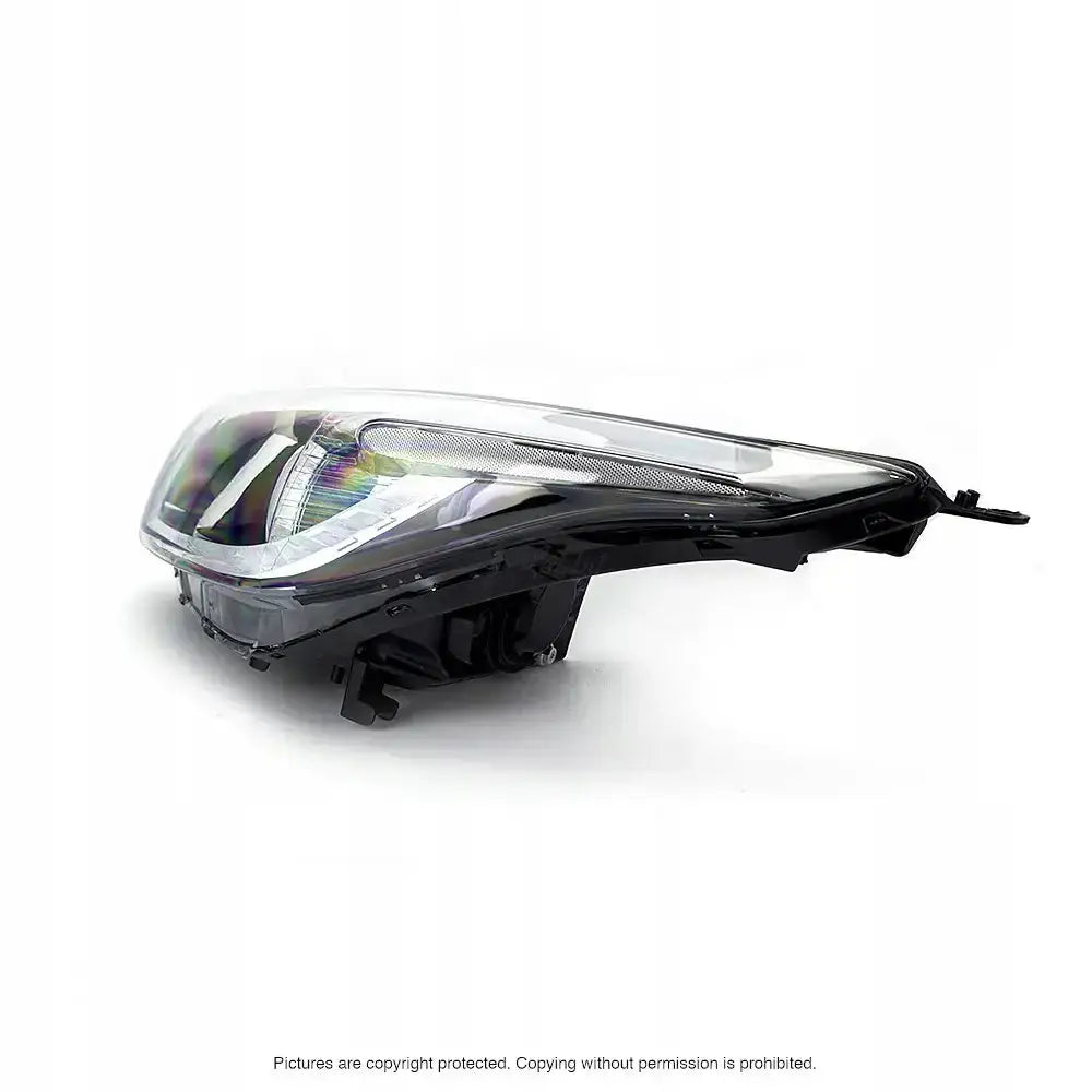 Headlights Kia Ceed 12-15 H7 med klart glass og svart innfatning, skrått fra siden mot hvit bakgrunn.