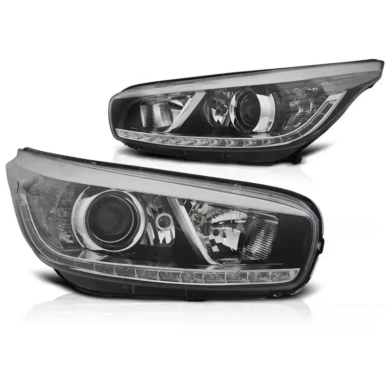 Frontlykter Kia Ceed II 12-18 LED Black sett skrått forfra med sorte detaljer og integrerte LED-striper.
