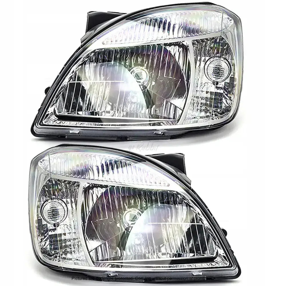 Frontlykter Kia Rio 05-11 H4 sett fra skrå vinkel med synlige reflektorer og pærefatninger.