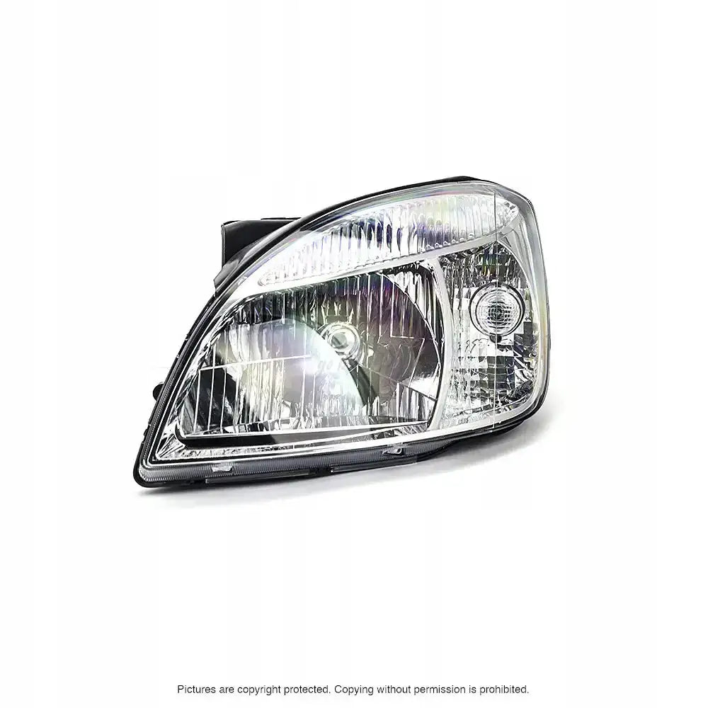 Hovedlykter Kia Rio 05-11 H4 vist skrått forfra med klar plastfront og sølv innside mot hvit bakgrunn.