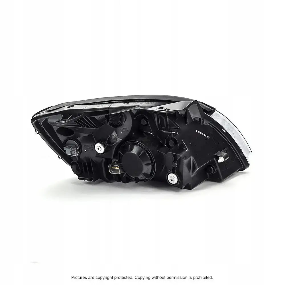 Headlamp Kia Rio 05-11 H4 sett bakfra med synlige tilkoblinger og festepunkter på hvit bakgrunn.