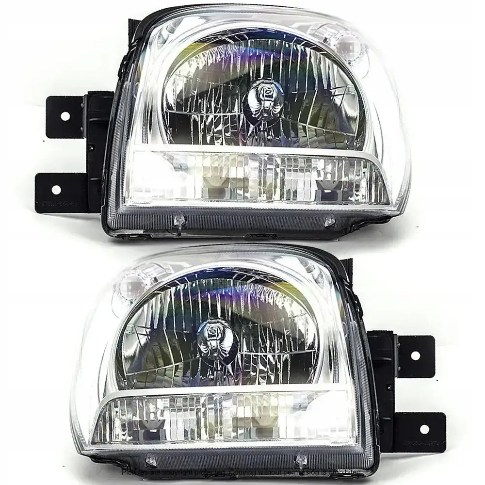 Frontlykter Kia Sportage II 04-08 H4 med klart glass, sorte kanter og synlige reflektorer.