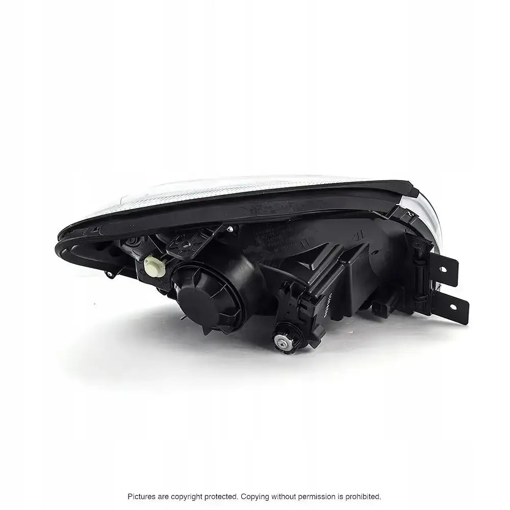 Headlamp til Kia Sportage II 04-08, bakside med monteringsfester og elektriske tilkoblingspunkter.