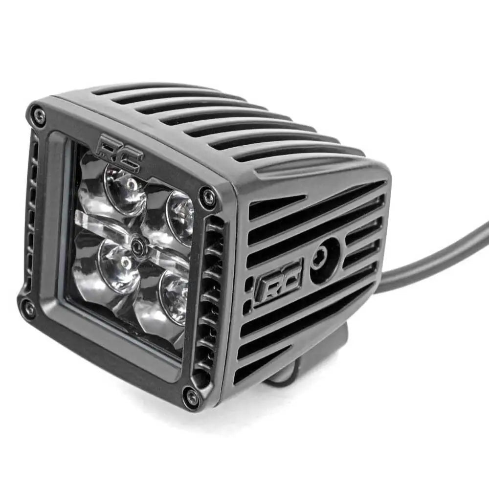 Hovedlys LED 2" Hvit DRL Rough Country Black Series med fire reflektorer, sett skrått forfra.