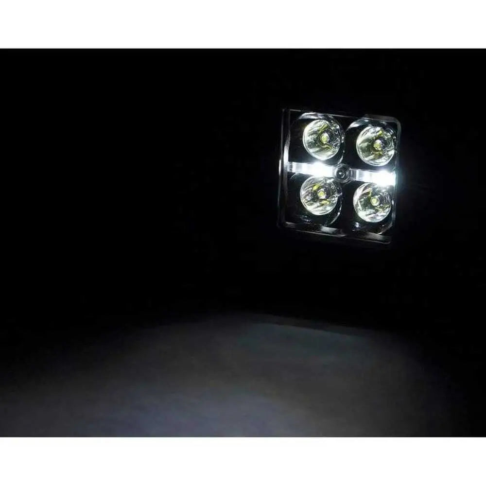 Hovedlykter LED 2" Hvit DRL Rough Country lyser sterkt fremover, sett skrått i mørkt rom.