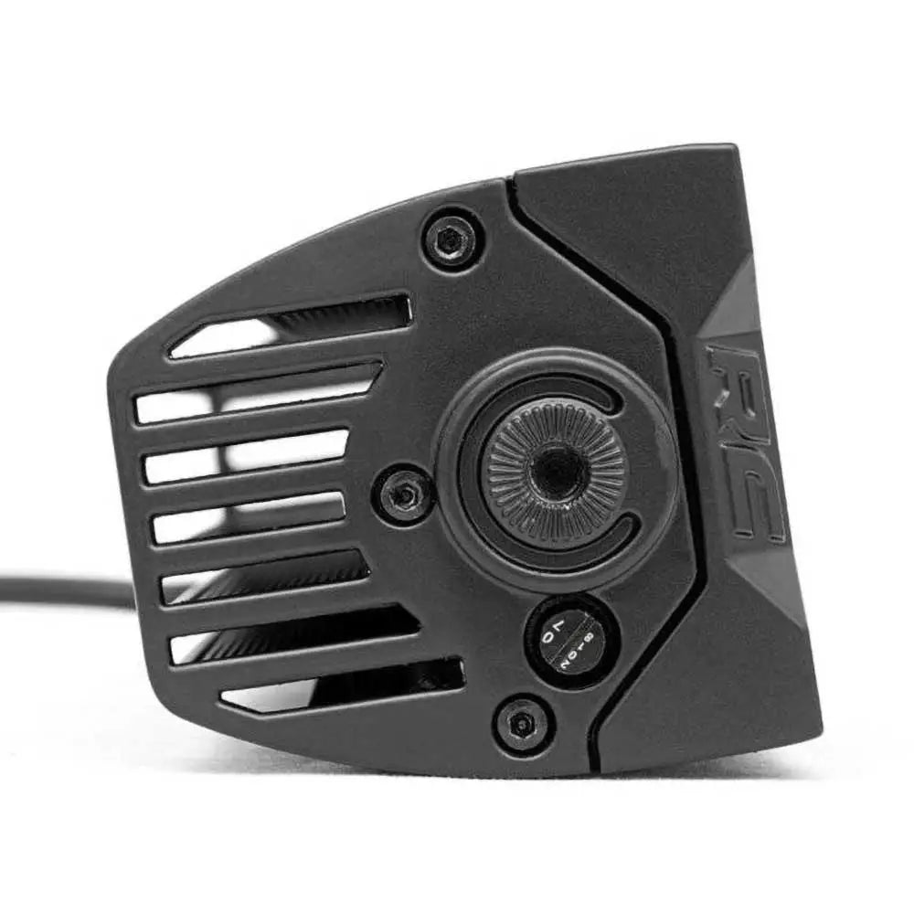 Headlights LED 2" hvit DRL Rough Country Black Series sett fra siden med RC-logo og justeringsbryter.