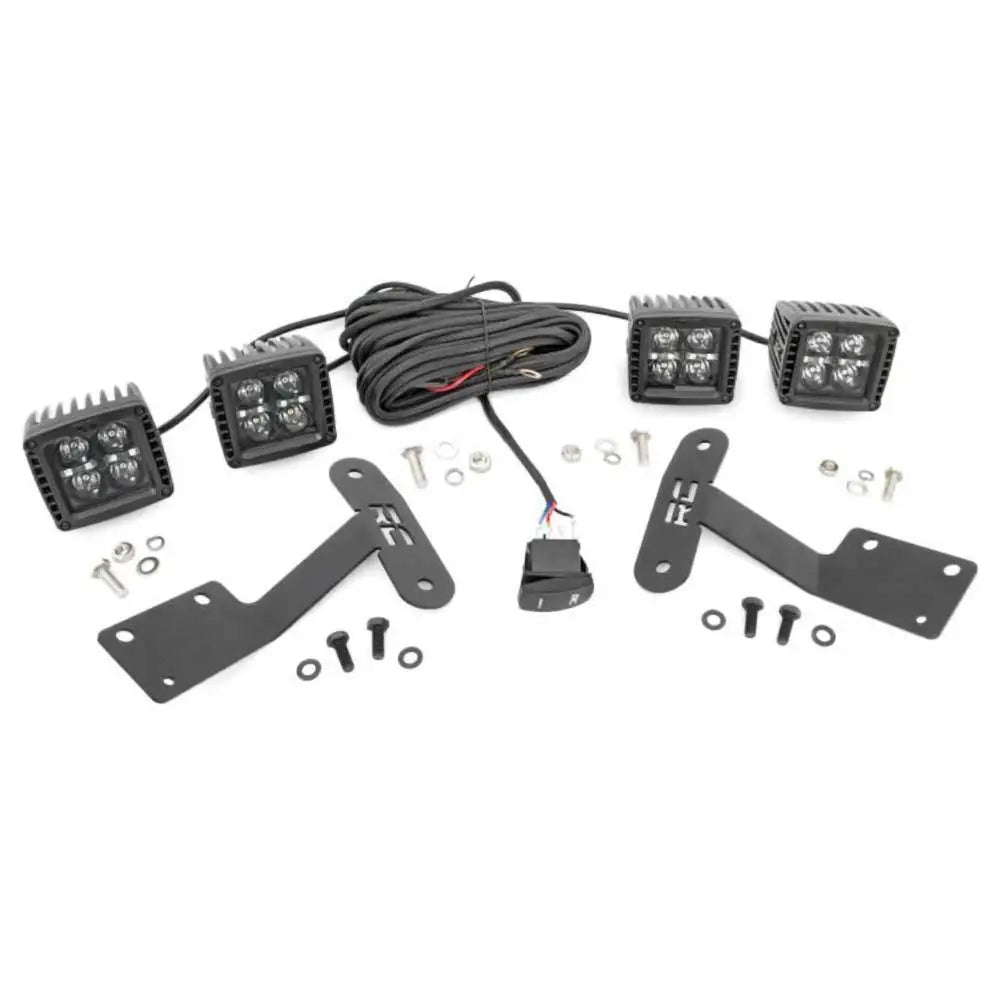 Frontlykter LED 2" Hvit DRL Rough Country Black Series sett med fire lys, braketter og festedeler.