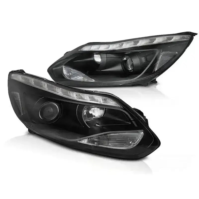 Frontlykter Led Black for Ford Focus Mk3 11-14, svarte med klare linser og LED-striper, halvsidevisning.