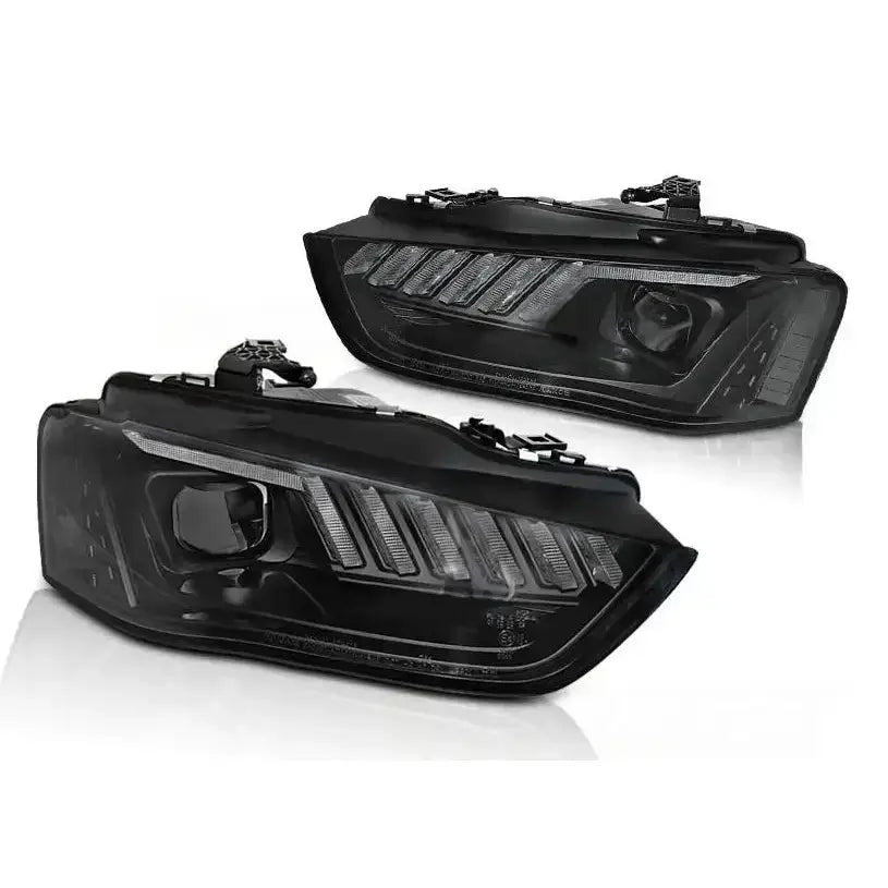 Frontlykter Led Black SEQ for Audi A4 B8 med klare glass og LED-striper, skrå vinkel mot hvit bakgrunn.