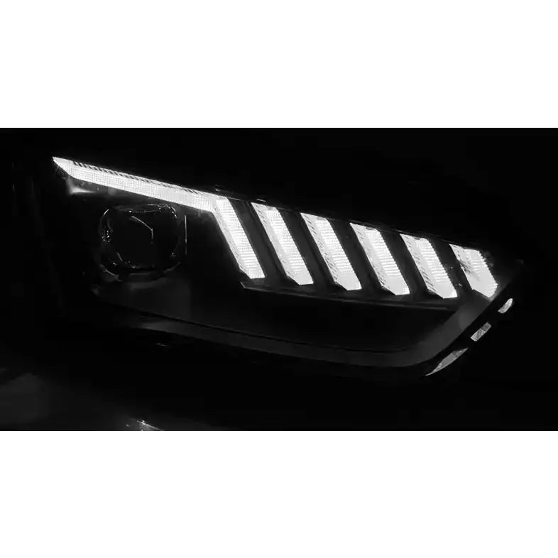 Hovedlykter Led Black SEQ til Audi A4 B8, nærbilde med LED-stripemønster i mørket.