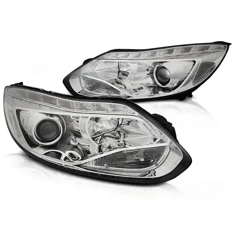 Frontlykter Led Chrome til Ford Focus Mk3 11-14, to moderne lykter med kromdetaljer sett fra skrå vinkel.