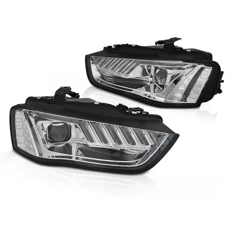 Frontlykter Led Chrome SEQ til Audi A4 B8 12-15 med markerte LED-striper, vist fra skrå vinkel.